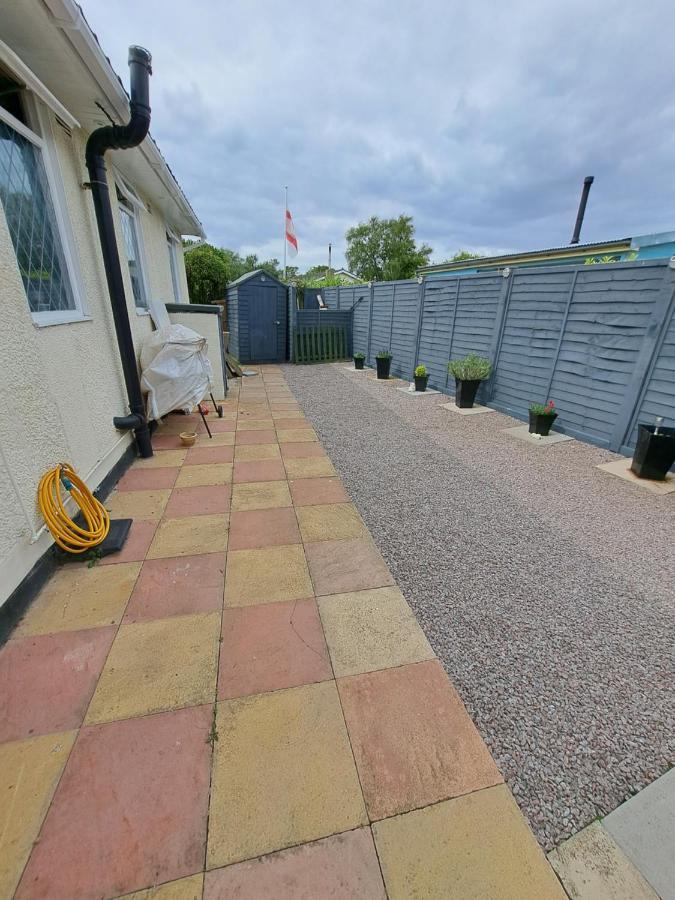 Beach & Tonic Beachside Chalet Humberston Экстерьер фото